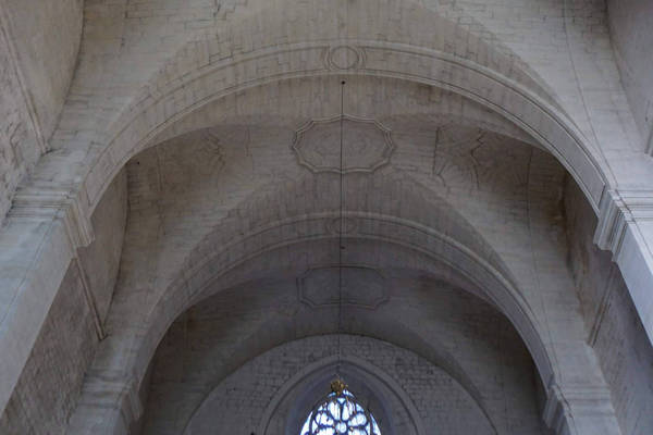 Vue générale de la voûte de deuxième travée de la nef de cathédrale Saint-Vincent à Viviers