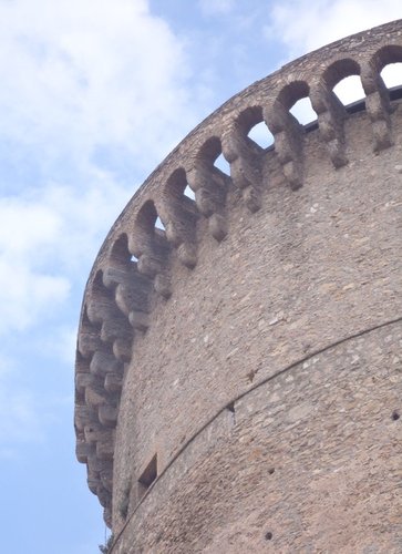 Mâchicoulis de la tour normande à Tricàrico (Basilicate, Italie)
