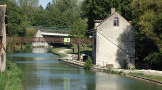 Moulin Bardin vu depuis le canal à Amilly